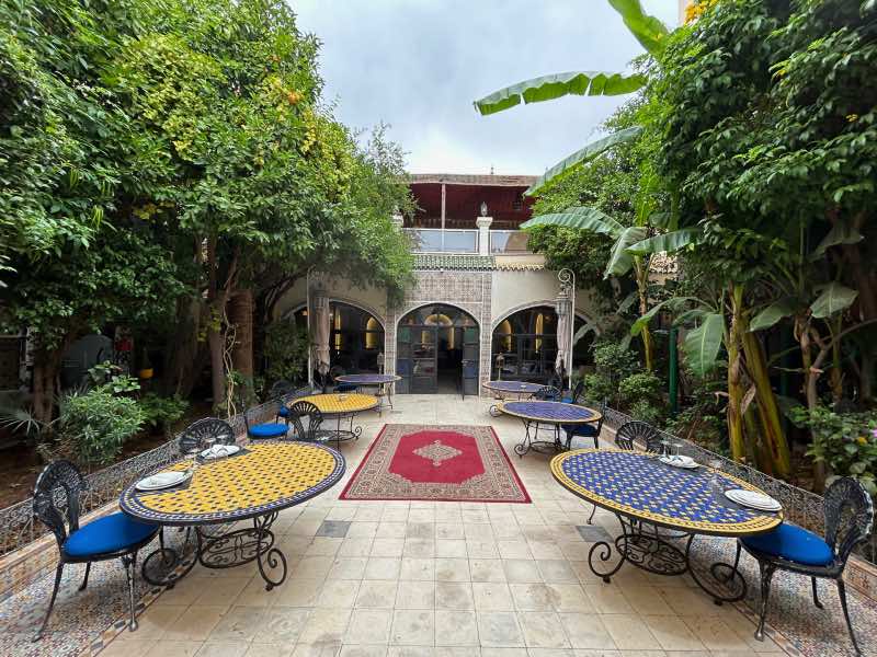 Parte externa do restaurante Al Baraka com decoração típica marroquina