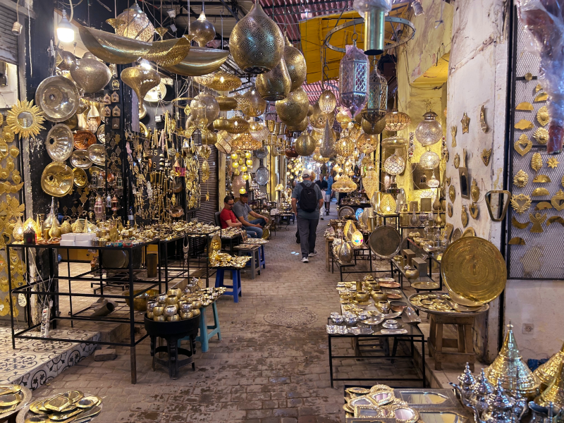 Souk de prata e luminárias em Marrakech, no Marrocos