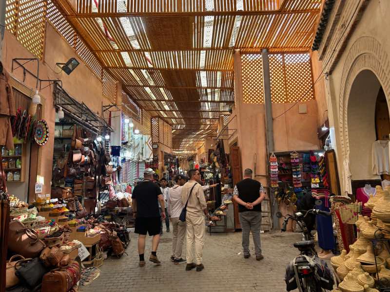 Pessoas andando pelos mercados da Medina, dica de o que fazer em Marrakech