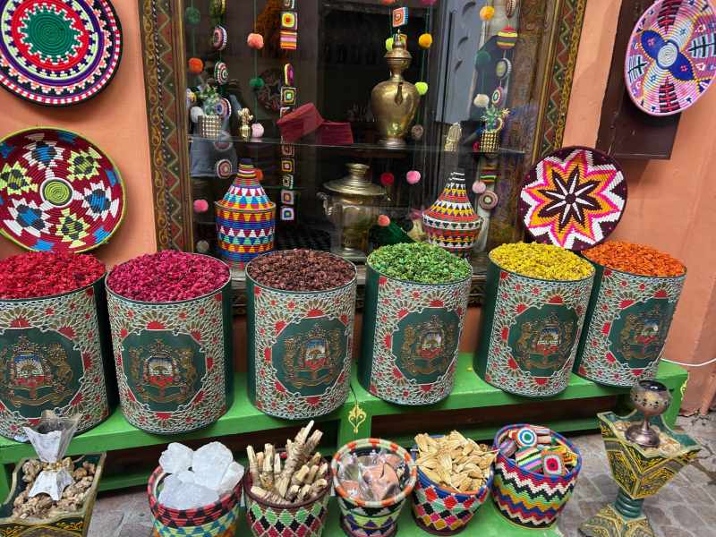 Cores e cheiros em loja na Medina de Marrakech