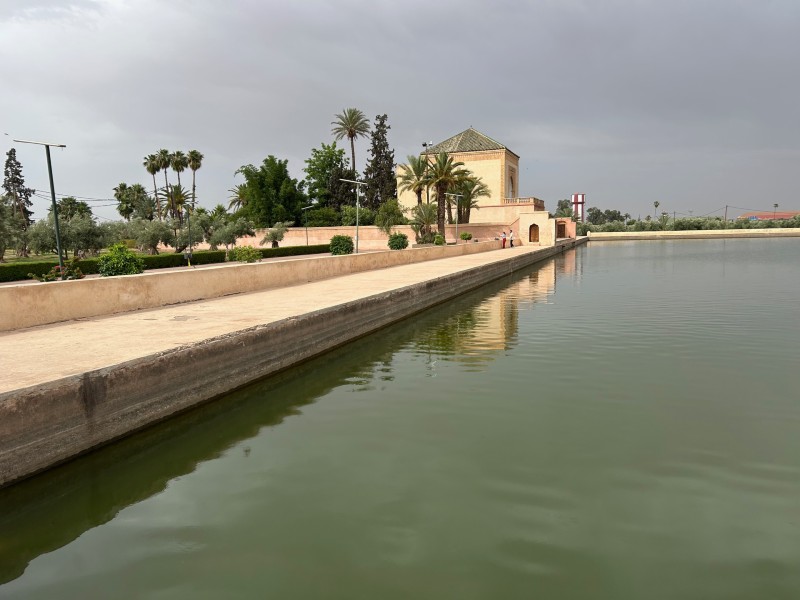 Lago Artifical de Menara em dia nublado e vazio no Marraocos