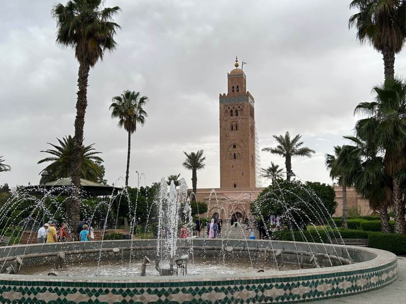 Mesquita Koutoubia, dica de o que fazer em Marrakech, visto de fonte de água em dia de céu nublado