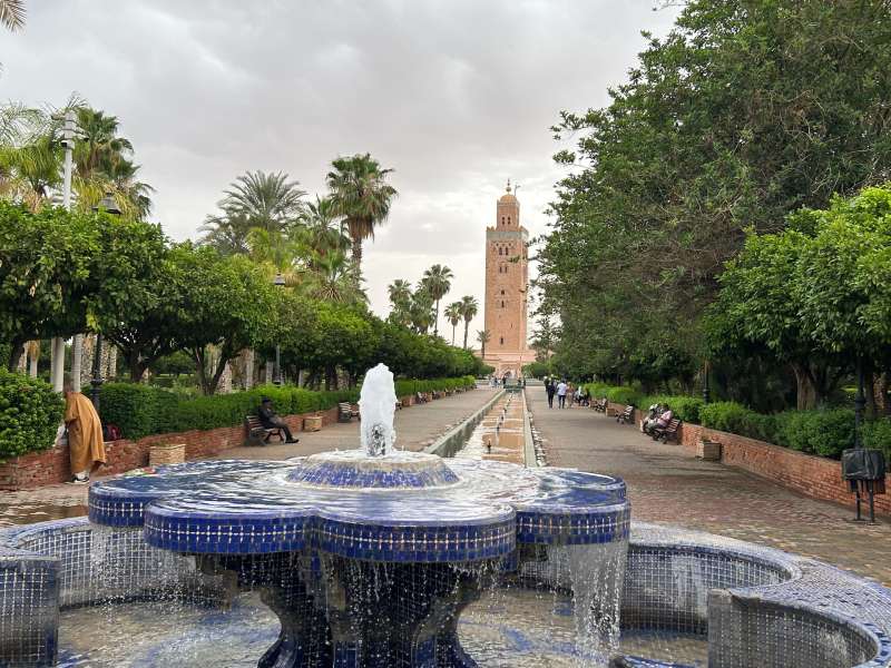 Mesquita Koutoubia vista a partir de uma fonte de água