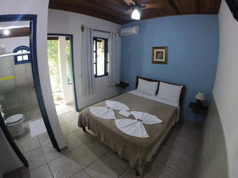 Quarto da Bicho do Mar com cama de casal, ar-condicionado e parede azul
