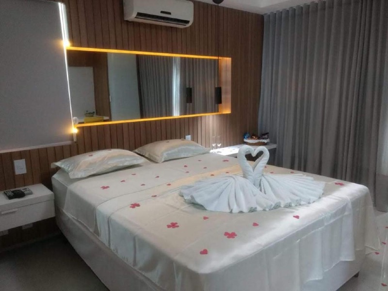 Quarto do Ocean View com cama de casal, toalhas em formato de aves e ar-condicionado