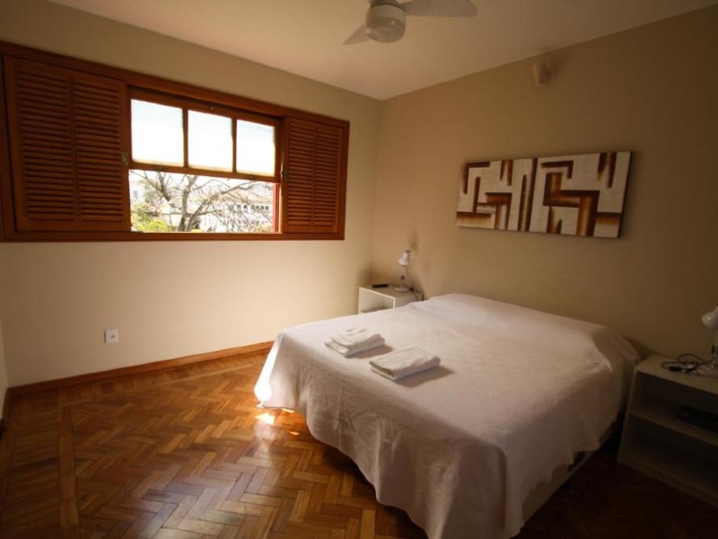 Quarto da Casa de Antunes, dica de onde ficar em Diamantina, com piso de taco e cama de casal