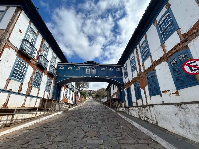 Passadiço da Glória em dia de céu azul com nuvens em Diamantina, Minas Gerais