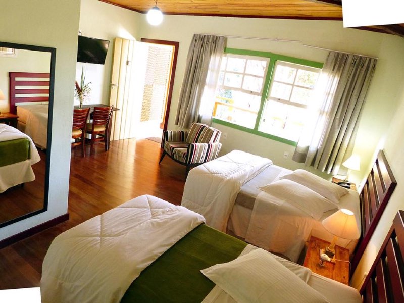 Quarto da Pouso da Chica, dica de onde ficar em Diamantina, com duas camas e uma poltrona