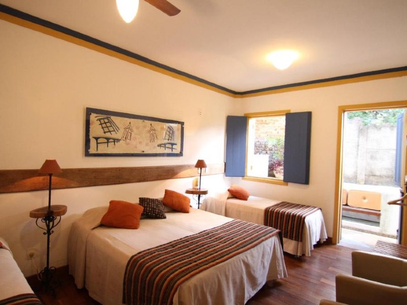 Quarto da Pousada Relíquias do Tempo, dica de onde ficar em Diamantina, com cama de casal e de solteiro