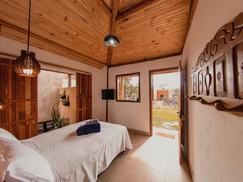Quarto da Vila Espinhaço com cama e itens de madeira