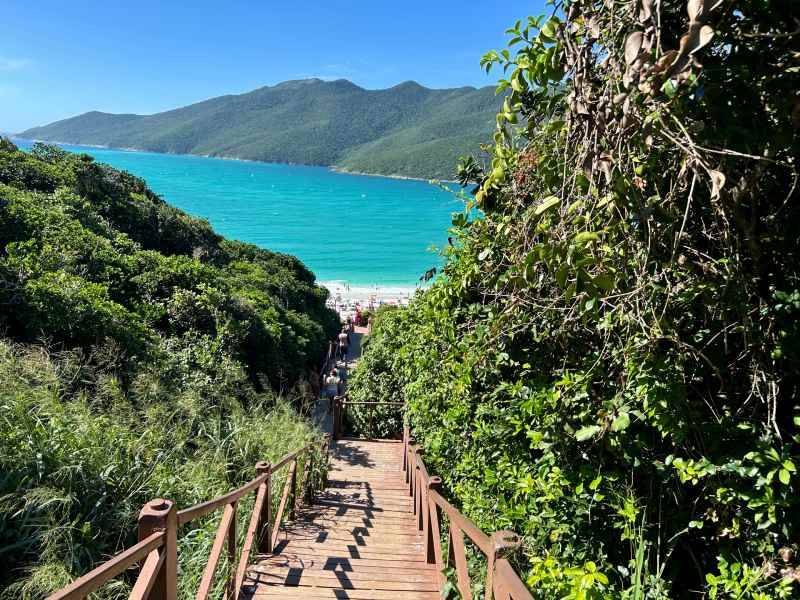 Escada vazia em direção às Prainhas do Pontal do Atalaia, em Arraial do Cabo, em dia de céu azul