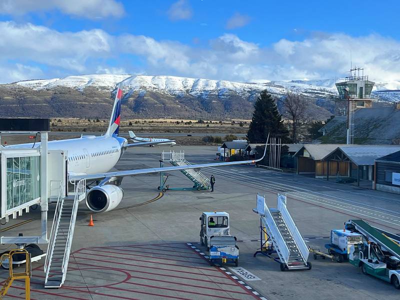 Vista da pista do aeroporto de Bariloche antes da imigração na Argentina