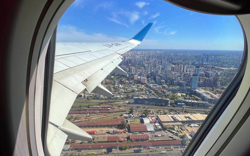 Janela de avião da Aerolineas com vista de Buenos Aires depois da imigração na Argentina