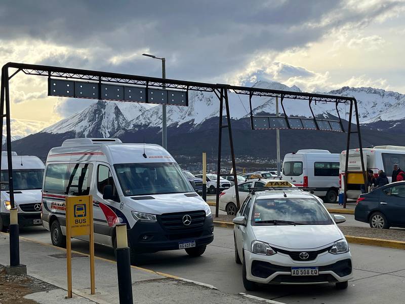 Carros no aeroporto de Ushuaia