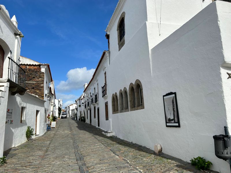 Ruelas de Monsaraz com construções brancas e céu azul