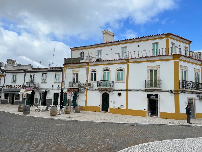 Construções antigas de Estremoz, dica de o que fazer no Alentejo, em dia de céu azul com nuvens
