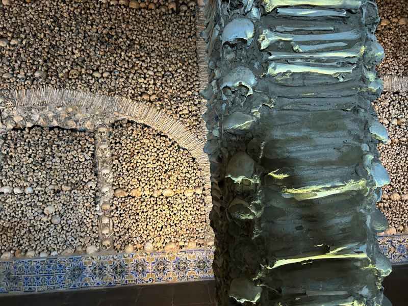Crânios nas colunas e paredes da Capela dos Ossos, dica de o que fazer no Alentejo