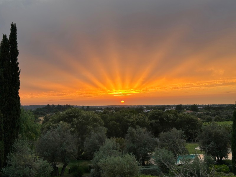 Pôr do sol visto da varanda do Convento do Espinheiro, dica de onde ficar em Évora