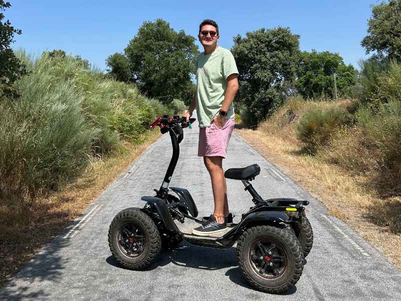 Adolfo Nomelini em cima da ezraider em passeio pelo Alentejo, em Portugal