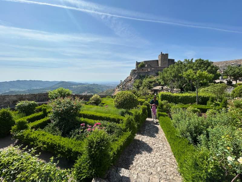 Jardim em dia de céu azul na parte histórica de Marvão, dica de o que fazer no Alentejo