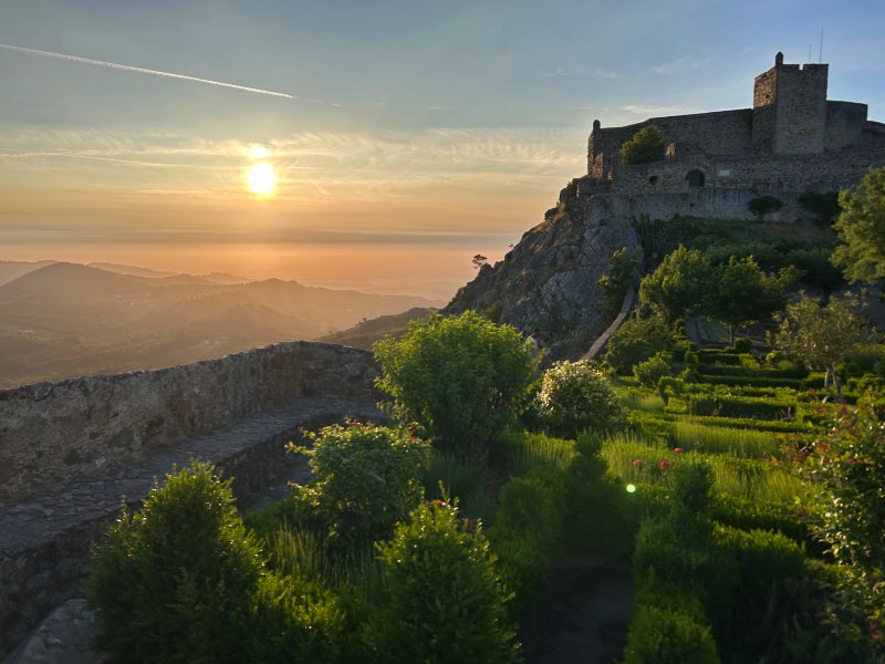 Pôr do sol lindo nos jardins próximos ao Museu de Marvão