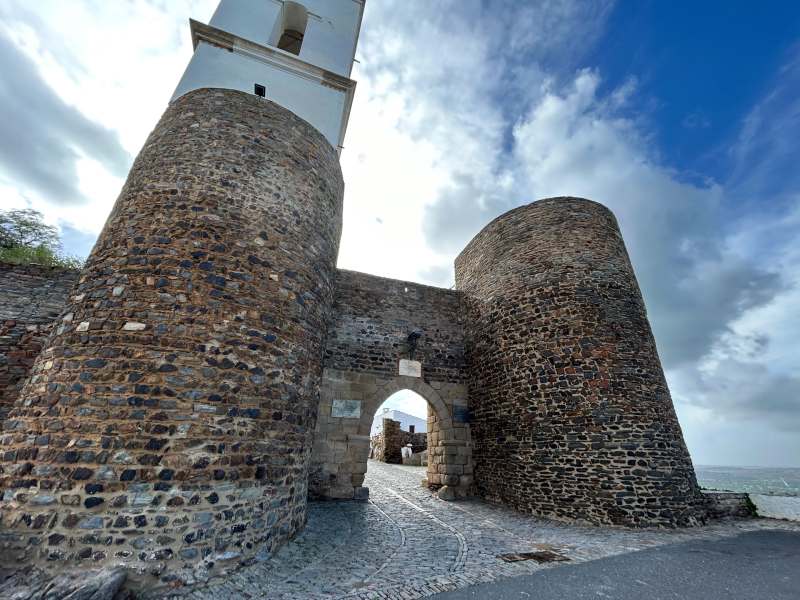 Entrada do Castelo de Monsaraz, dica de o que fazer no Alentejo, em dia de nuvens e céu azul