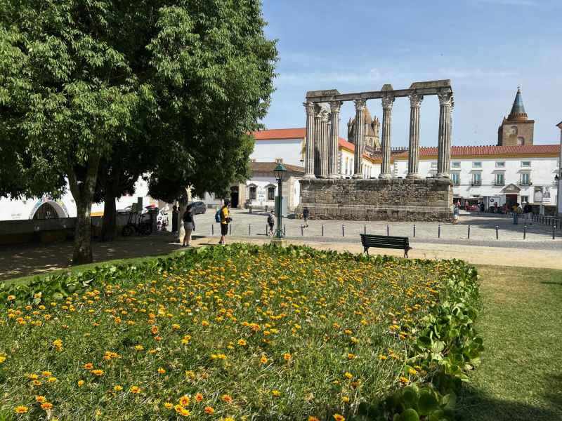 Templo Romano, do século I, visto a partir de jardim em Évora