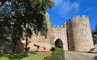 Parte histórica de Vila Viçosa com árvores e céu azul