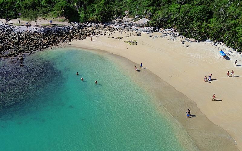 Vista área das águas cristalinas e dos rochedos da Praia das Conchas em Cabo Frio