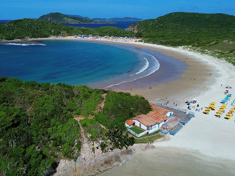 Vista de drone da Praia das Conchas em Cabo Frio, RJ