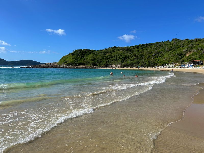 Praia das Conchas em Cabo Frio com poucas ondas em dia de céu azul