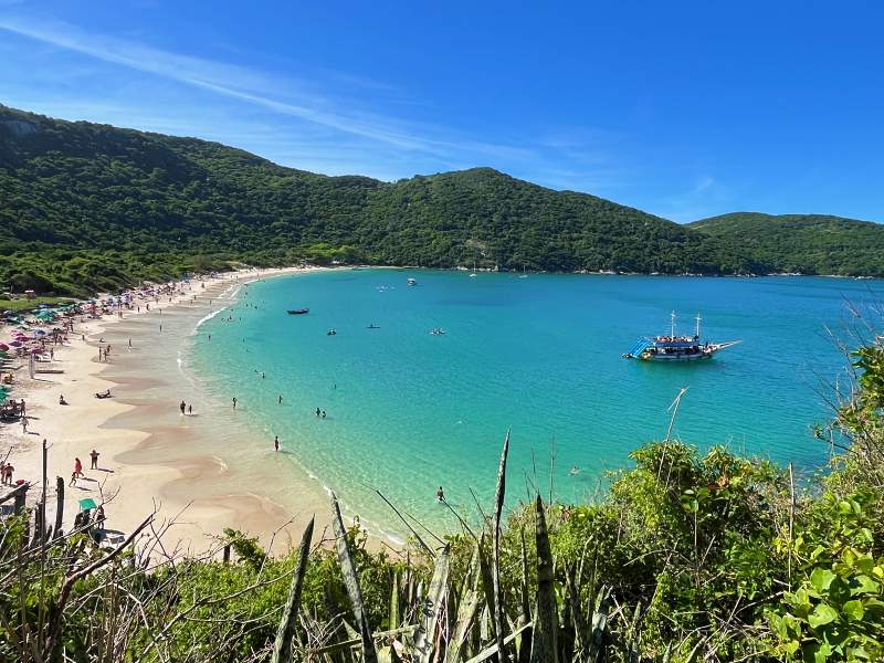 Vista do alto de barco de passeio em praia de Arraial do Cabo