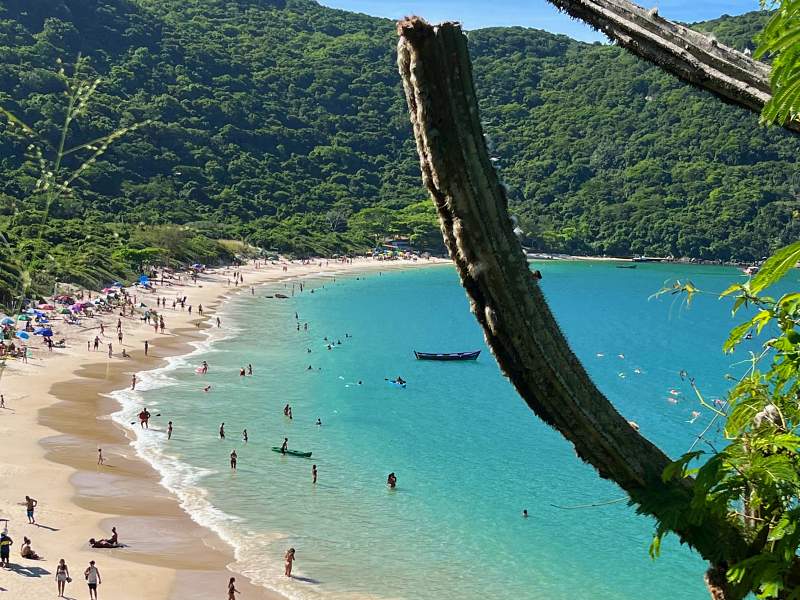 Vista da praia a partir da trilha 