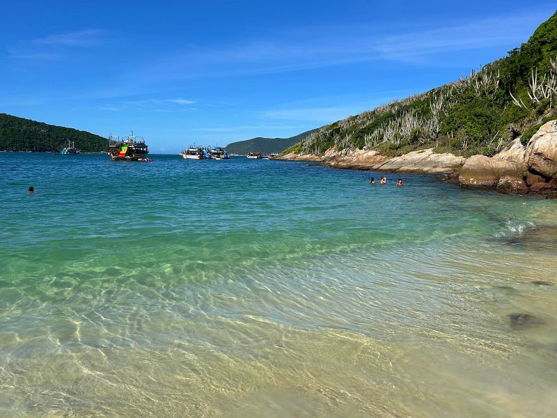 Águas clarinhas na beira-mar da Praia do Forno em Arraial do Cabo