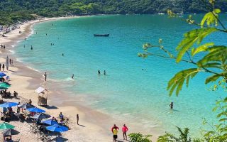 Vista do alto da Praia do Forno em Arraial do Cabo (Foto: Esse Mundo É Nosso)