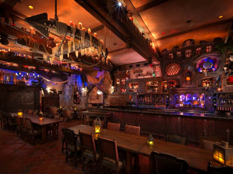 Taverna The Beak and Barrel vazia com decoração dos Piratas no Caribe no Magic Kingdom