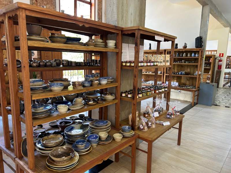 Cerâmicas e outros itens expostos na Casa do Artesão de Cunha