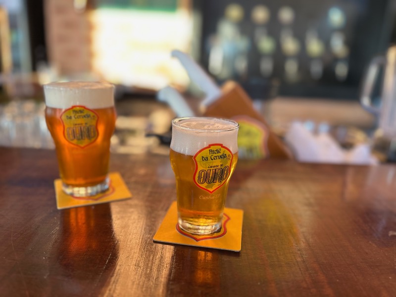 Dois chopps da Cervejaria Caminho do Ouro em cima do balcão