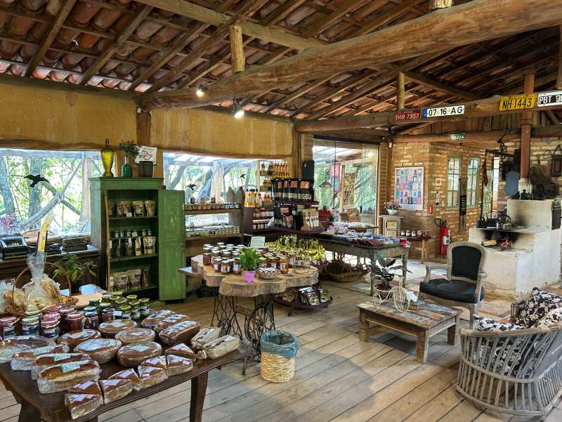Loja da Fazenda Aracatu com pães, doces e queijos