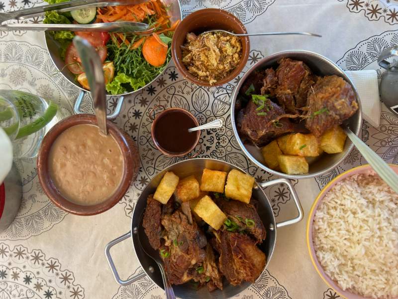 Porco na lata e costelinha na lata com salada e feijão do Kallas