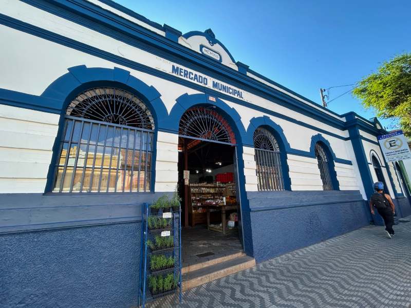 Entrada do Mercado Municipal de Cunha em dia de céu azul