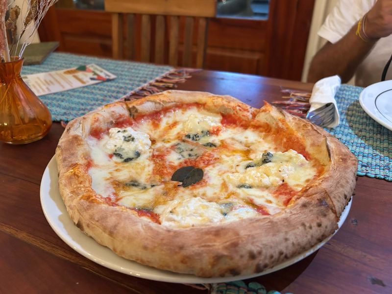 Pizza de quatro queijos da Porco e Pizza, dica de o que fazer em Cunha