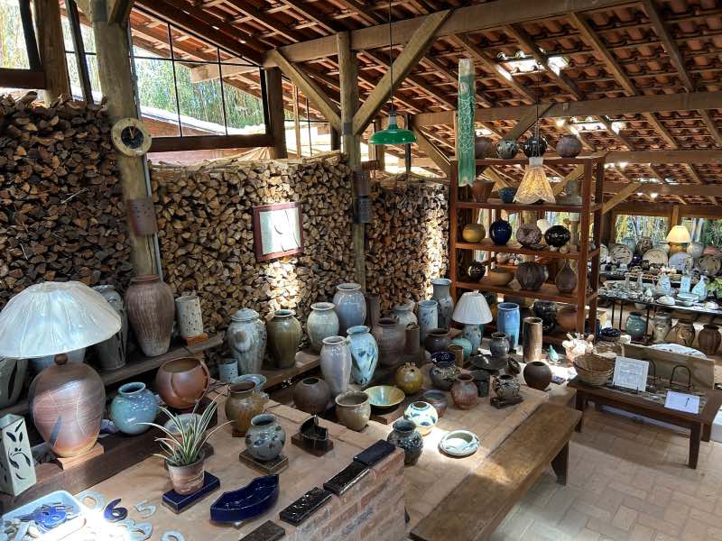 Cerâmicas expostas no ateliê Suenaga e Jardineiro, dica de o que fazer em Cunha