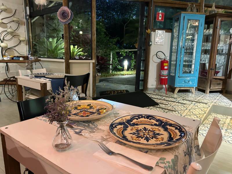 Mesa vazia com pratos de cerâmica do Veríssima, em Cunha