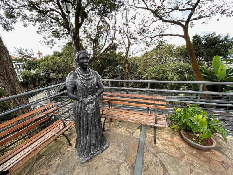 Estátua de Chica da Silva em frente à casa dela em Diamantina