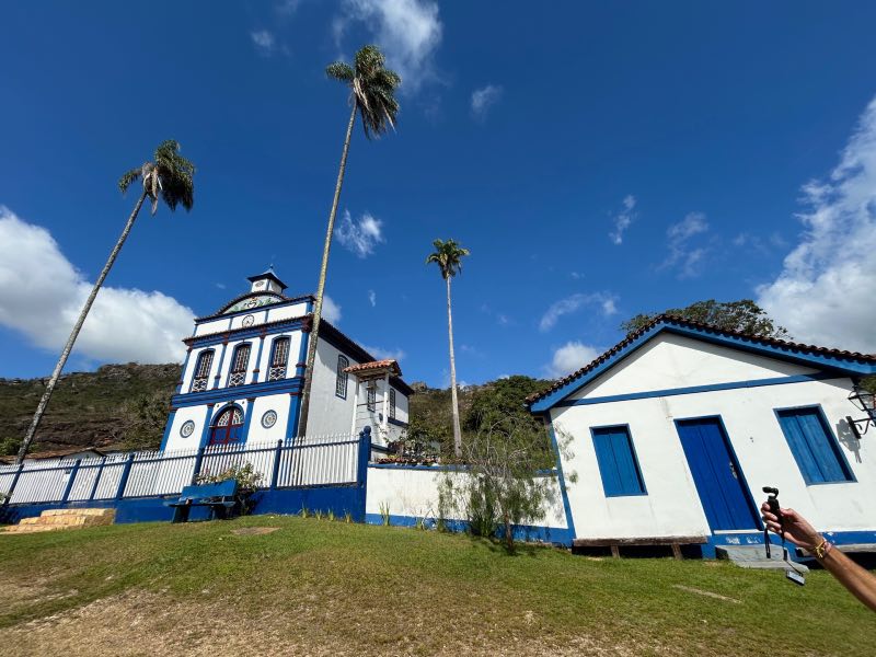 Igreja branca e azul da vila de Biribiri, MG, em dia de céu azul