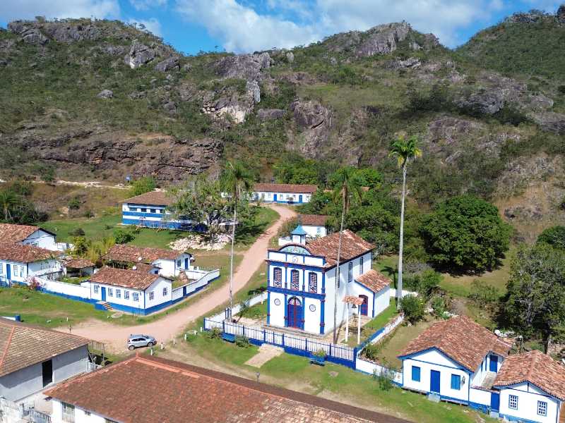 Vista de cima da Vila de Biribiri com construções em branco e azul