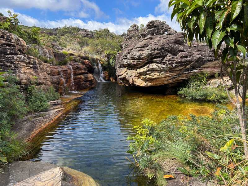 Cachoeira da Sentinela, no Parque Biribiri, em meio a pedras e árvores