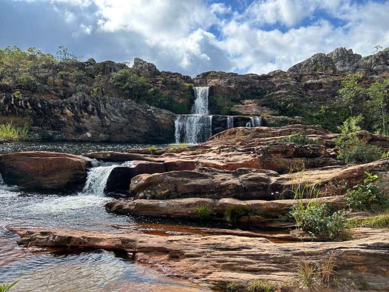 Cachoeira dos Cristais, no Parque Biribiri, dica de o que fazer em Diamantina, em dia de céu com nuvens