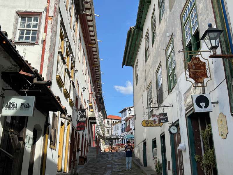 Viela vazia no centro histórico de Diamantina em dia de céu azul